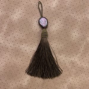 TASSEL C/ PEDRARIAS - Marrom com pedrinha